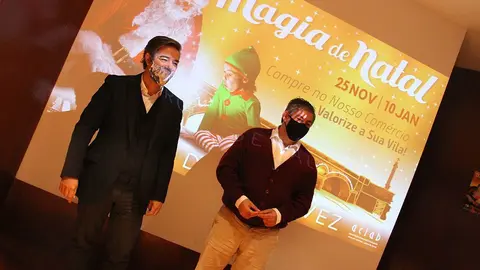 El alcalde de Arcos de Valdevez, João Manuel Esteves, y el vicepresidente de la Asociación de Comerciantes e Industriales, Francisco Araújo, durante la presentación del programa de Navidad. 