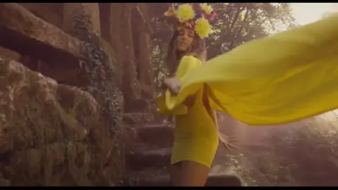 La cantautoria Andrea Pousa no vídeo clip 'Camiñares'.