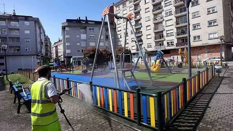 Desinfección parques infantís.
