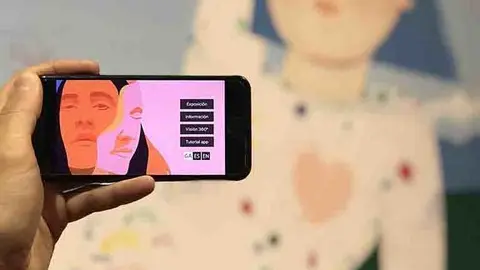 A aplicación é unha completa guía interactiva que enriquece o percorrido pola exposición, tanto se se visita na Sede de Afundación de Santiago coma se se accede on line a través dun percorrido virtual 360º.