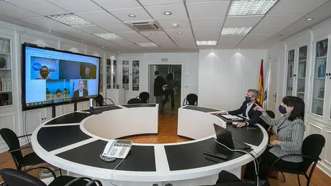 El vicepresidente primero, Alfonso Rueda, la conselleira de Empleo e Igualdad, María Jesús Lorenzana, y el conselleiro de Sanidad, Julio García Comesaña, se reunieron esta mañana con representantes del Clúster Turismo de Galicia y del sector de la hostelería y de la restauración.