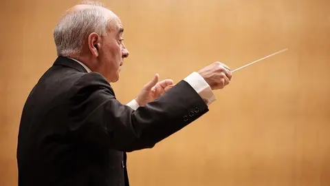 Bajo la dirección del Maestro Maximino Zumalave.