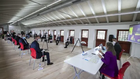 La conselleira de Infraestructuras y Movilidad mantuvo hoy una reunión con el presidente de la Federación Galega da Construcción, Diego Vázquez Reino, y los responsables de las distintas asociaciones provinciales.