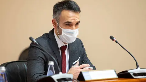 El director del Igape, Fernando Guldrís, compareció esta tarde en la Comisión 3ª del Parlamento gallego para explicar las principales líneas del presupuesto del próximo año.