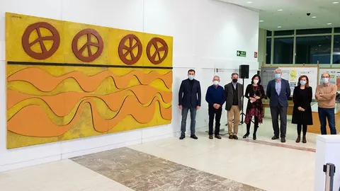 La obra fue inicialmente concebida para la separación de dos espacios en la fábrica de Porcelanas de Magdalena, fundada por Isaac Díaz Pardo al lado del Río de la Plata.