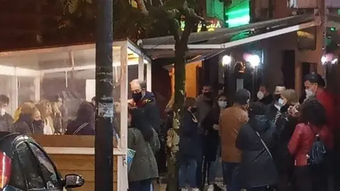 La policía intervine en algunos lugares como la ponteareana calle Rosalía de Castro con aglomeraciones de gente. ARCHIVO. 
