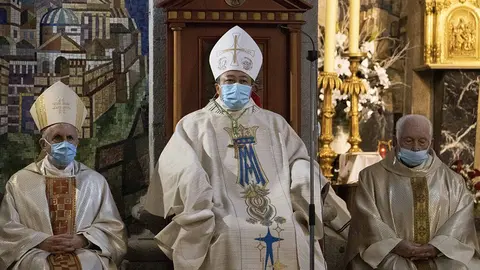 Bernardito Cleopas Auza, nuncio apostólico en España, junto a Luis Quinteiro, obispo de Tui-Vigo, y Moisés Alonso,  párroco de la Concatedral-Basílica.