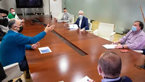 El vicepresidente económico y conselleiro de Economía, Empresa e Innovación, Francisco Conde, mantuvo un encuentro con el comité de empresa para evaluar la situación que atraviesa el astillero.