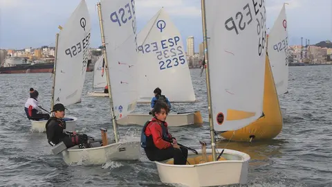 En el centro de la imagen el número 1 del ranking gallego Martín Mijares ESP2235 del Nautico de La Coruña.