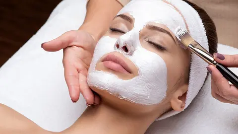 De media, los españoles dedican 1,61 horas al día a arreglarse, ir a la peluquería o al gimnasio, tiempo que ha aumentado respecto al año anterior, cuando destinaban 1,43 horas al día a realizar estas actividades.