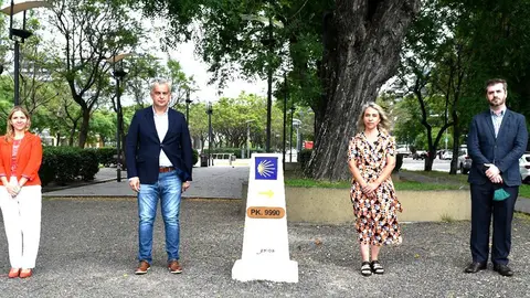 A Secretaría Xeral da Emigración impulsou, xunto a Delegación da Xunta en Arxentina, a doazón deste elemento que se atopa instalado no barrio de Puerto Madero co obxectivo de que sexa un punto de encontro das peregrinacións.