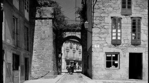El arco de Mazarelos desde el exterior. García Garrabella y Compañía. Arquivo Histórico Provincial de Lugo.