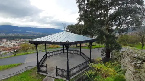 Palco de san Bieito, , no entorno da igrexa de Santa María de Arbo.