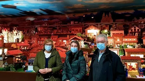 A delegada territorial percorre esta cita de Interese Tur&iacute;stico de Galicia na s&uacute;as vodas de prata co alcalde, Jos&eacute; Mar&iacute;a Bello, e a presidenta da Asociaci&oacute;n Cultural Bel&eacute;n de Valga, Mar&iacute;a del Carmen Casti&ntilde;eiras.