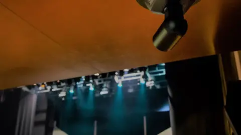 El Centro Dramático Galego instala en su sede dispositivos de captación de vídeo, que le permitirán grabar los montajes, al tiempo que transmitirlas en tiempo real.