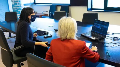 La conselleira de Empleo e Igualdad, María Jesús Lorenzana, mantuvo hoy en Santiago de Compostela por videoconferencia una reunión con APE-Galicia en la que hizo balance de las ayudas.
