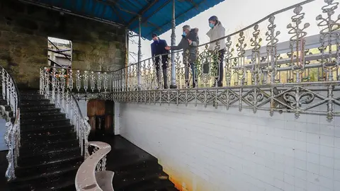 El conselleiro de Cultura, Román Rodríguez, y el alcalde, José Antonio Lorenzo, visitaron este bien catalogado, obra del arquitecto gallego Antonio Palacios. ARCHIVO.