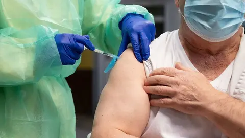 Inicio da campaña de vacinación da Covid-19 na residencia de maiores Porta do Camiño, Santiago de Compostela. A primeira vacinada foi a usuaria do centro Nieves Cabo Vidal, seguida polo oficial de cociña do mesmo José Antonio Fuentes Arcay.