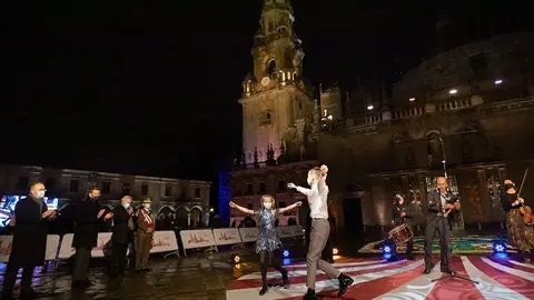 El audiovisual conducido por Carlos Núñez con el que se cerró el acto contó con la participación solidaria y altruista de destacados artistas como Julio Iglesias, Alejandro Sanz, Rozalén, Amaral, Iván Ferreiro, Xabier Díaz, Cristina Castaño o Paulo Coelho, entre otros.