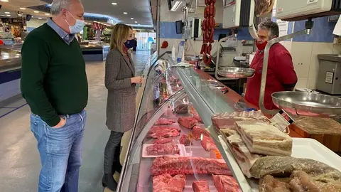 La delegada territorial de la Xunta de Galicia en Vigo, Marta Fernández-Tapias, y el gerente de la Asociación de la Federación de Mercados de la Comarca de Vigo, Edelmiro Hermida.