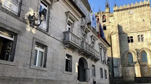 Casa do Concello tudense e Catedral ao fondo. 