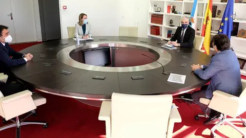 El vicepresidente econ&oacute;mico y conselleiro de Econom&iacute;a, Empresa e Innovaci&oacute;n, Francisco Conde, mantuvo hoy un encuentro con el presidente de la Autoridad Portuaria, Mart&iacute;n Fern&aacute;ndez Prado, y el director de la misma, Juan Diego P&eacute;rez.