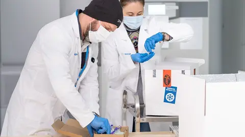 Imaxes da chegada das 500 primeiras doses da vacina á nave central, Santiago de Compostela, 27/12/20. ARQUIVO.