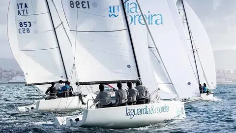 'La Guardia & Moreira' en cabeza empatado con el 'Noticia' ©Sailingshots by María Muiña Photography