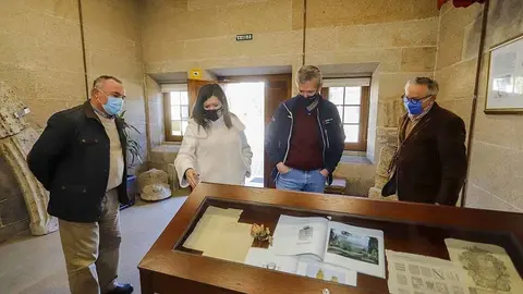 O vicepresidente primeiro, Alfonso Rueda, visita o Pazo de Mos, onde a Administración autonómica colaborou no acondicionamento eléctrico do inmoble e do seu albergue de peregrinos.