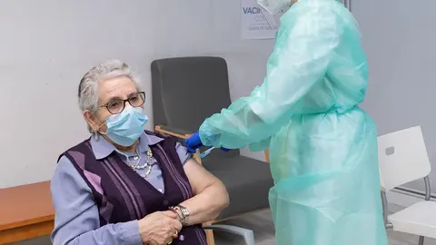 Nieves Cabo Vidal recibe a segunda dose da vacina contra a covid-19 que comeza a dispensarse na residencia de maiores Porta do Camiño de Santiago de Compostela. 