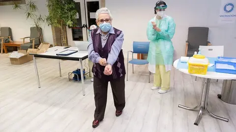 Nieves Cabo Vidal recibe la segunda dosis de la vacuna covid-19 que se está administrando en la residencia de ancianos Porta do Camiño en Santiago de Compostela. ARCHIVO.