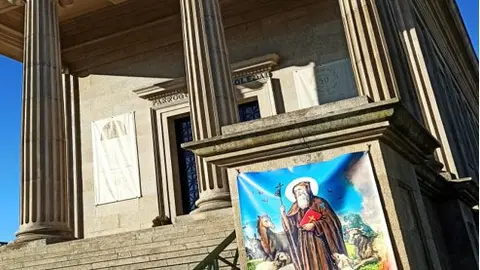 En la imposibilidad de acoger la colectiva bendición de las mascotas el párroco ha decidido suplir de alguna manera el disgusto de los numerosos amantes de los animales que en esa fecha se acercaban hasta el atrio de La Soledad a dar gracias y bendecir a sus mascotas.