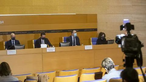 El conselleiro de Sanidade, Julio García Comesaña, acompañado do secretario xeral técnico, Alberto Fuentes Losada, la directora xeral de Saúde Pública, Carmen Durán Parrondo, y del gerente del Sergas, José Flores Arias, informa en rolda de prensa de los asuntos tratados en el comité clínico de Sanidad.

