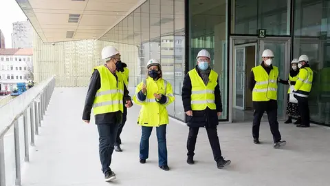 La conselleira de Infraestructuras y Movilidad, con el alcalde de Santiago, Xosé Sánchez Bugallo, supervisó hoy las obras de la pasarela y de la noticia terminal de autobuses de la estación intermodal, que están prácticamente finalizadas.