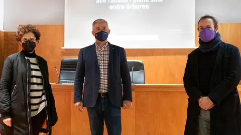 O secretario xeral de Política Lingüística, Valentín García, e o pianista e compositor Abe Rábade presentan en rolda de prensa o proxecto audiovisual 'Piano solo entre árbores', beneficiario do Fondo de Proxectos Culturais do Xacobeo 2021. 