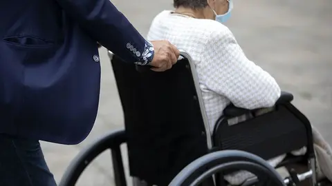 El Ejecutivo central solo acerca el 24% para la financiación de la atención a la dependencia, muy lejos del 50% que fija la Ley.