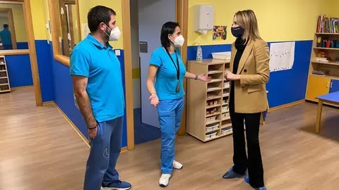 En una visita a la escuela infantil Lúa la delegada territorial señaló que la Xunta destina a la financiación de esta medida en la ciudad 4,6 millones de euros en este 2021.