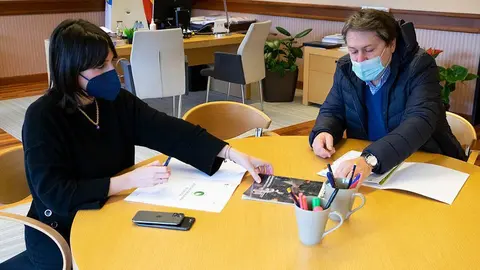 La conselleira de Empleo e Igualdad, María Jesús Lorenzana, mantuvo en Santiago de Compostela una reunión con representantes de la Asociación Agraria de Galicia (Asaga).