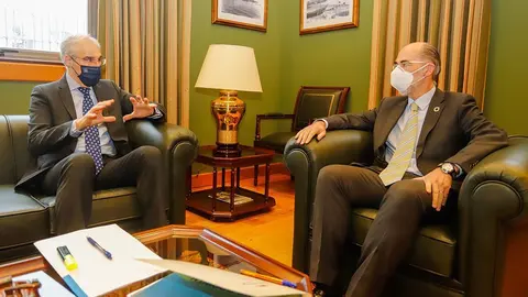 El vicepresidente económico y conselleiro de Economía, Empresa e Innovación, Francisco Conde, mantuvo hoy un encuentro con el presidente de la Autoridad Portuaria, Jesús Vázquez Almuiña.