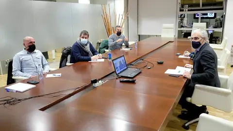  O vicepresidente segundo e conselleiro de Economía, Empresa e Innovación, Francisco Conde, reuniuse con representantes do comité de empresa da planta de Siemens nas Somozas. 