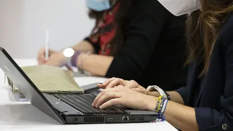 Son estudiantes matriculados en los últimos cursos de grados de Artes y Humanidades, Ciencias de la Salud, Ciencias Sociales y Jurídicas o Ingeniería y Arquitectura que realizarán prácticas formativas durante tres meses.