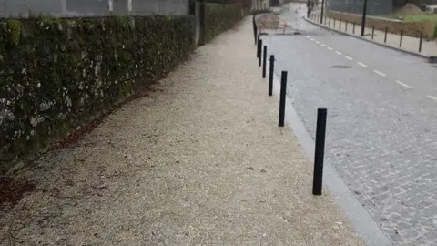 Com esta obra está a ser melhorada a acessibilidade e mobilidade rodoviária e pedonal na zona ribeirinha da vila de Arcos de Valdevez.  