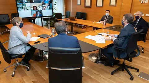O titular do Goberno galego, Alberto Núñez Feijóo, reúnese co comité de expertos económicos. 