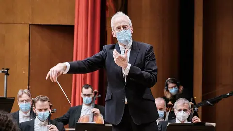 Ambas obras fueron grabadas el pasado mes de julio en el Auditorio de Galicia, bajo la batuta del director titular y artístico de la agrupación, el maestro Paul Daniel. 