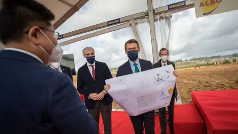 O titular do Goberno galego visitou esta mañá as obras da nova planta de Hijos de Carlos Albo, na Plisan.