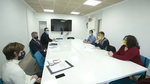 El vicepresidente primero y conselleiro de Presidencia, Xustiza e Turismo, Alfonso Rueda, acompañado de la directora de Turismo de Galicia, Nava Castro, se reúne con representantes de la Asociación Profesional de Guías de Turismo de Galicia.