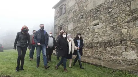 El vicepresidente primero de la Xunta, Alfonso Rueda visitó hoy la visita a la casa rural “A avoa María”, en Campo Lameiro, uno de los negocios beneficiarios el año pasado de esta línea de ayudas.