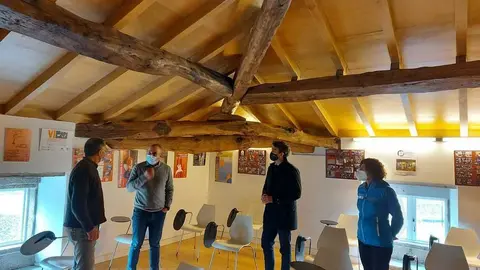 El delegado territorial de la Xunta en Lugo, Javier Arias, visitó el Centro Español de Documentación Espeleológica, situado en Mondoñedo.