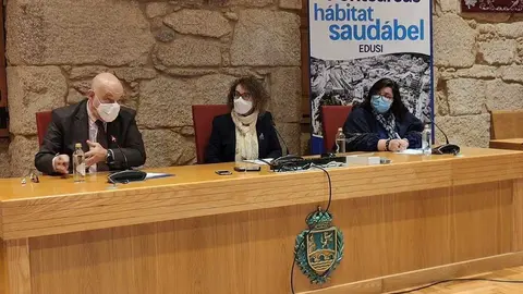 O secretario xeral do Eixo Atlántico, Vázquez Mao, e as autoridades municipais. 