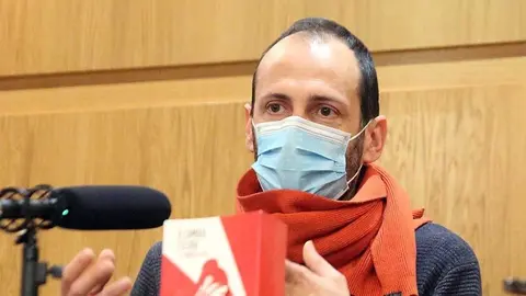 José Luis Baños, o autor galardoado en 2020, reivindicou "a importancia deste premio por promover a escrita teatral para adolescentes, que vén cubrir un oco que existe entre o teatro familiar e que xa se centra nos adultos".